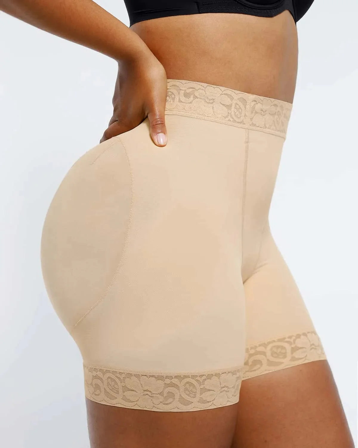 Short gainant en dentelle à taille mi-haute
