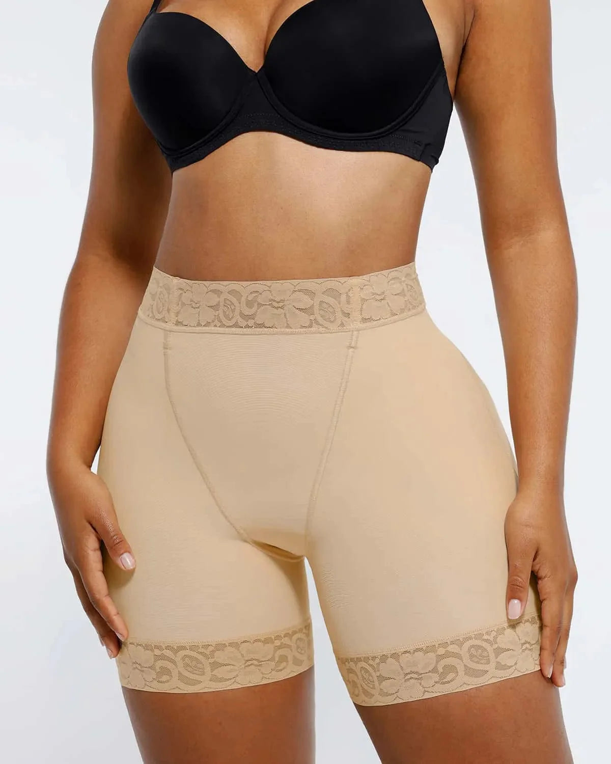 Short gainant en dentelle à taille mi-haute