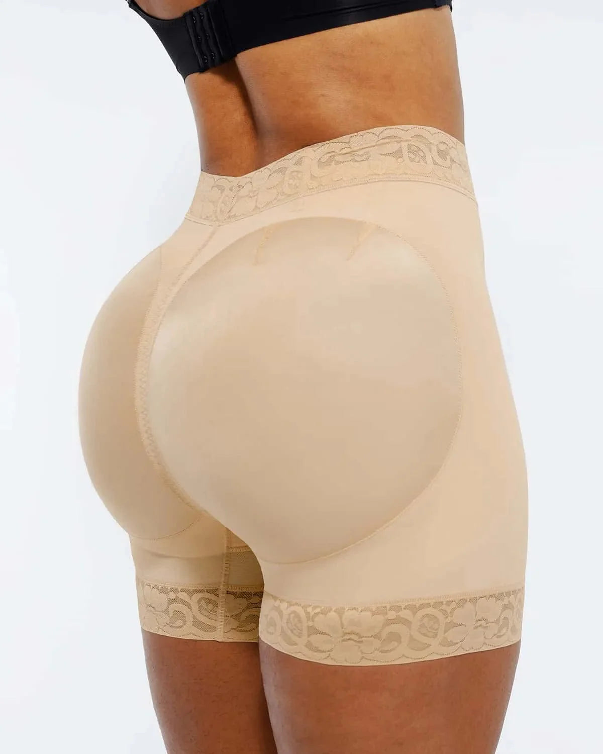 Short gainant en dentelle à taille mi-haute
