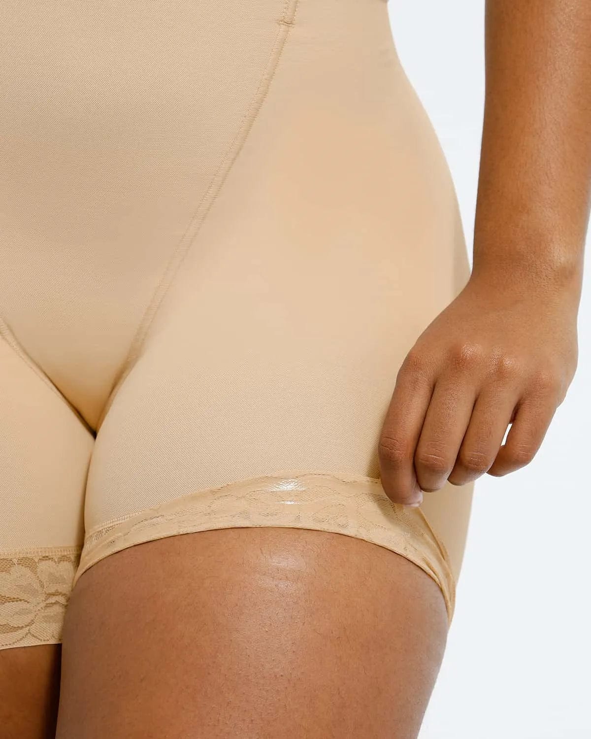 Short gainant en dentelle à taille mi-haute