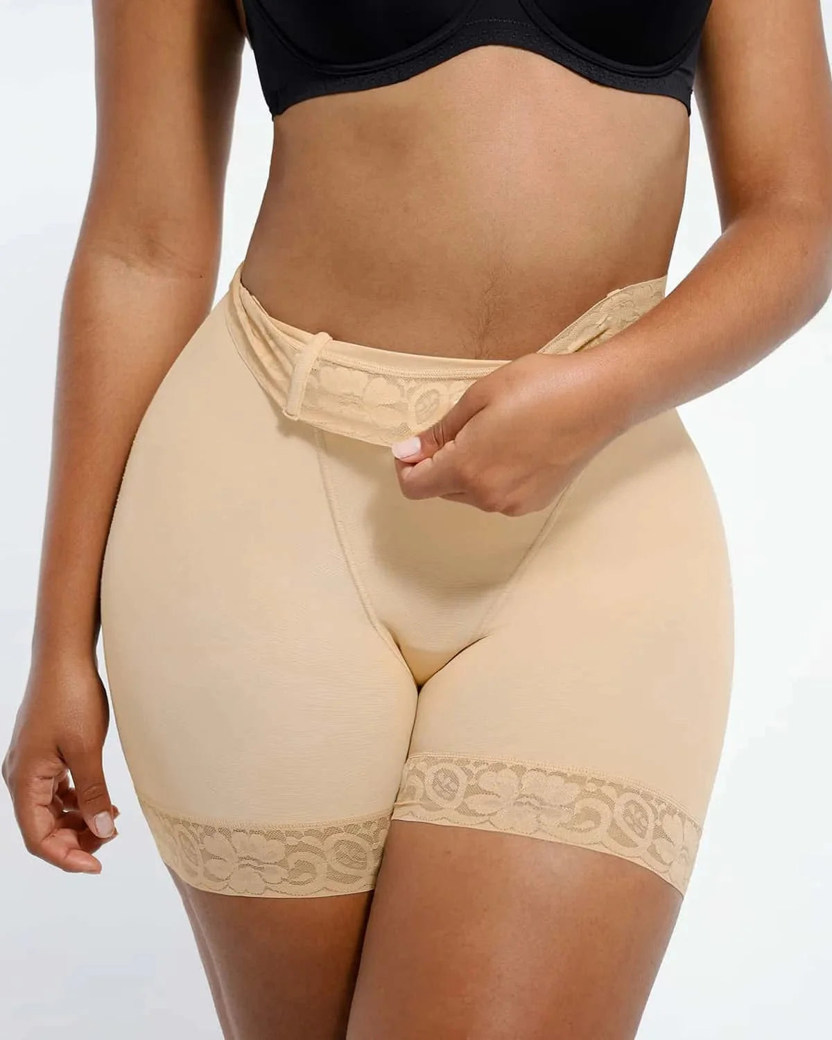 Short gainant en dentelle à taille mi-haute