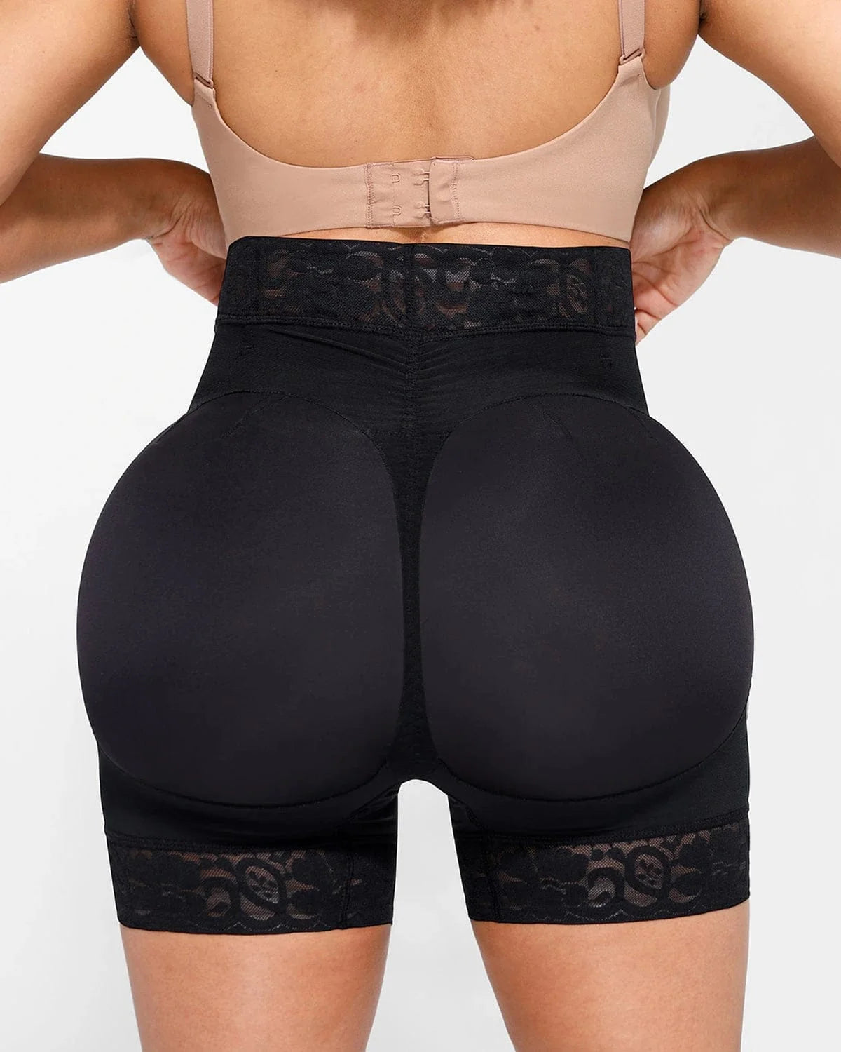 Short gainant en dentelle à taille mi-haute