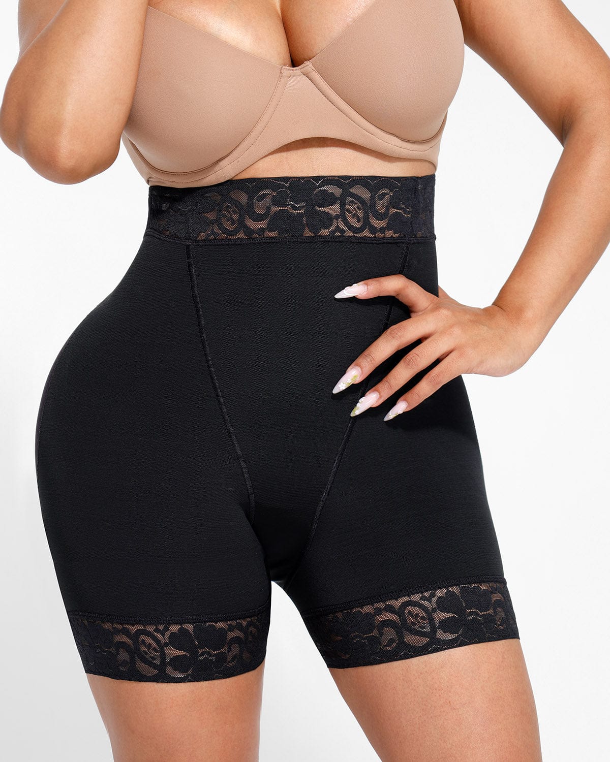Short gainant en dentelle à taille mi-haute
