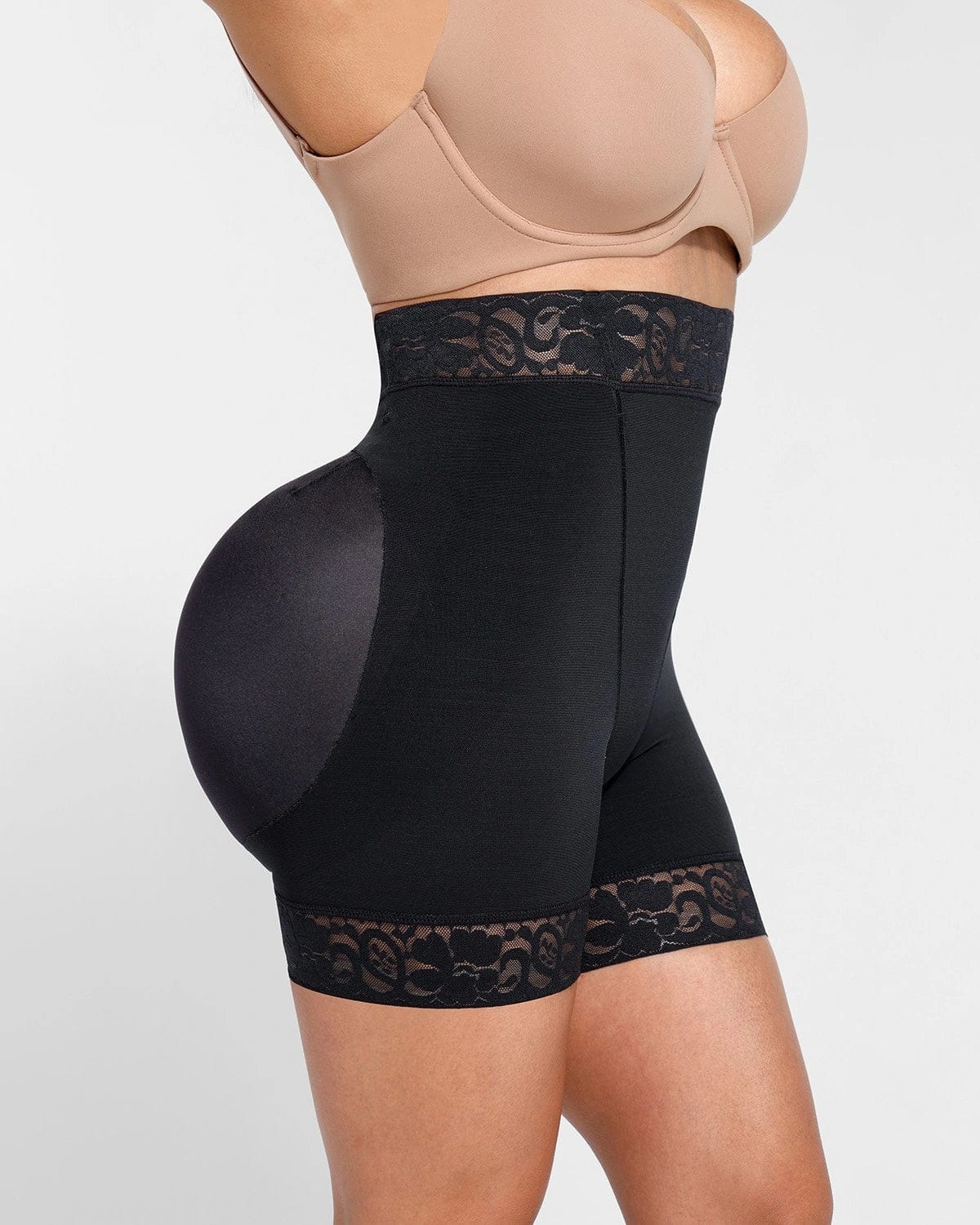 Short gainant en dentelle à taille mi-haute